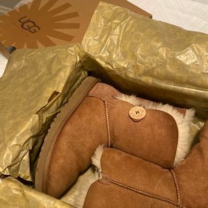 UGG boots with Bailey button